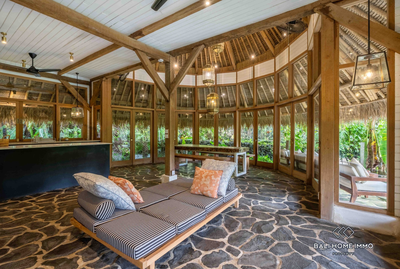 4 Bedrooms Eco Villa with River and Jungle View for Rent Near Greenschool — image 2