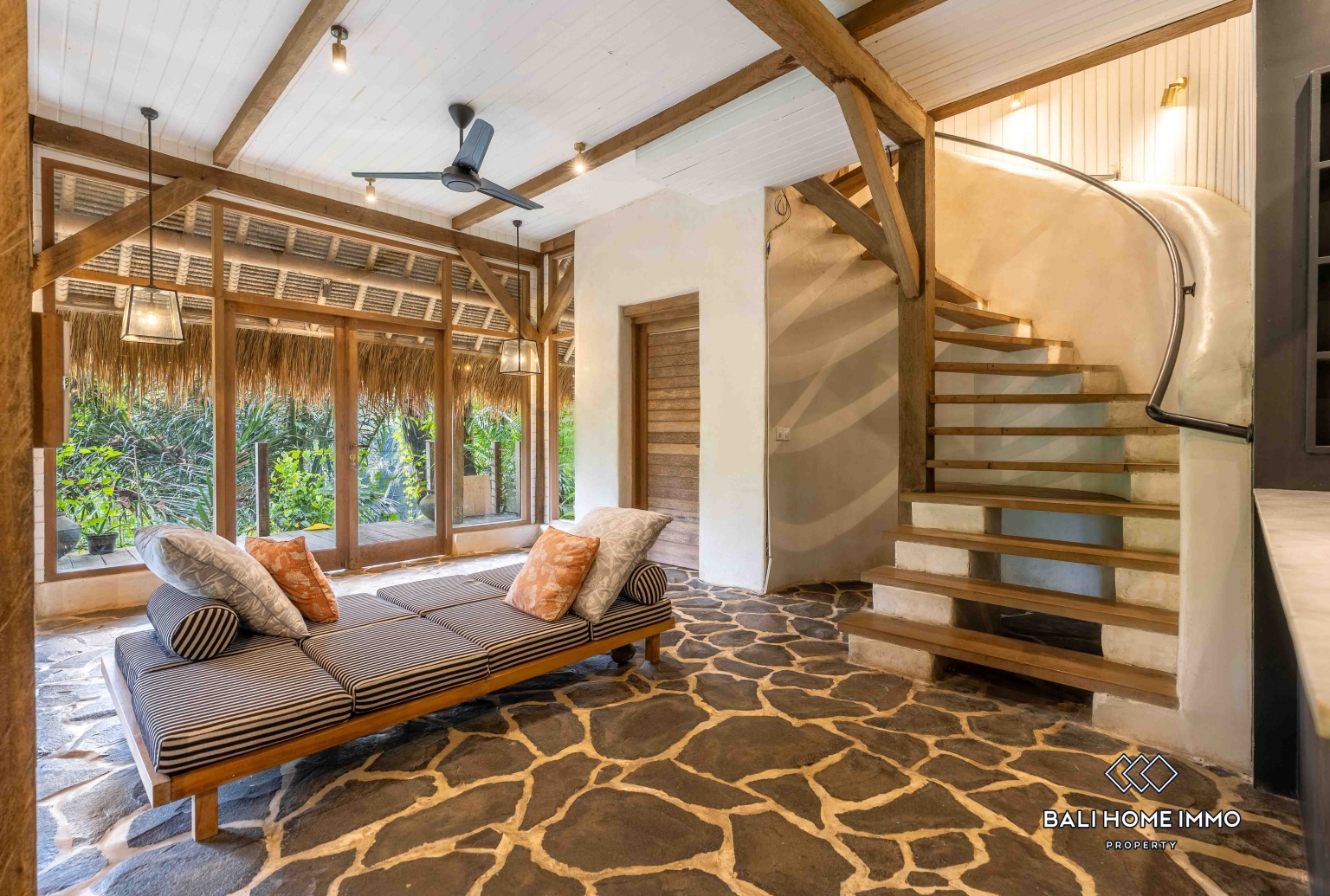 4 Bedrooms Eco Villa with River and Jungle View for Rent Near Greenschool — image 3