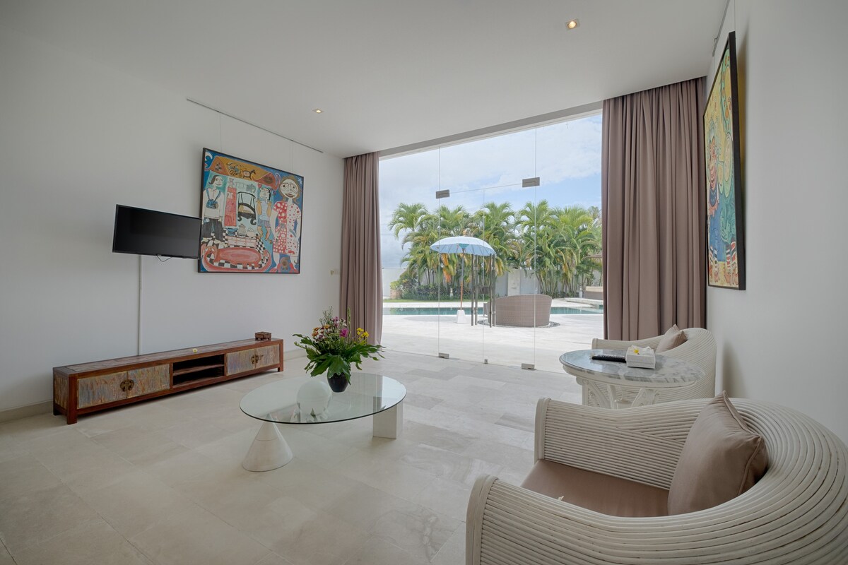 Luminous White Sanctuary 3 Bedroom Private Villa in Canggu — image 4