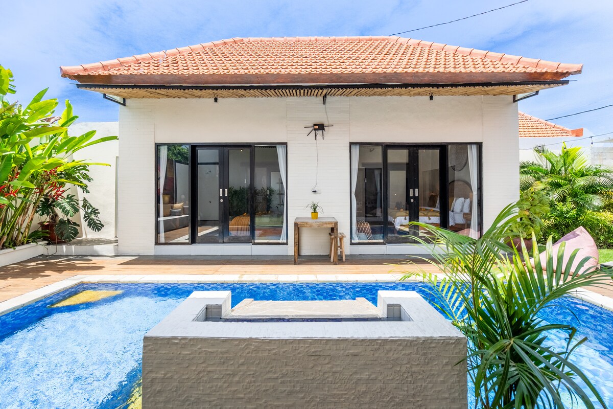 Serene Modern Poolside 3 Bedroom Private Villa in Canggu — image 1