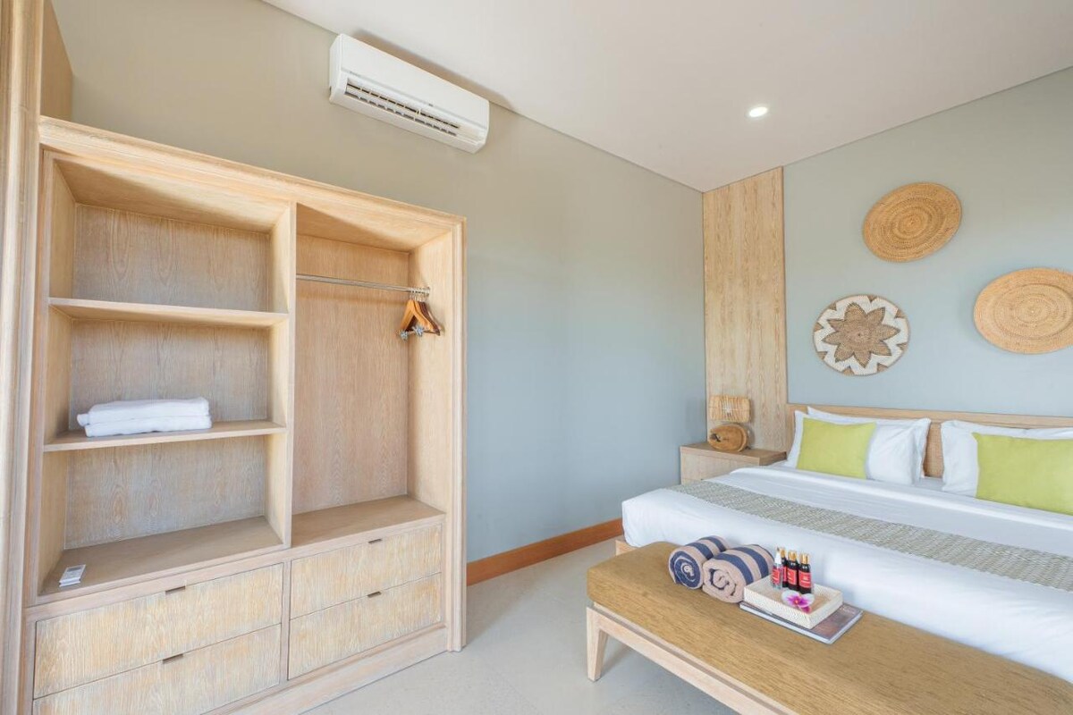 Lush Teakwood Modern 3 Bedroom Private Villa in Canggu — image 2
