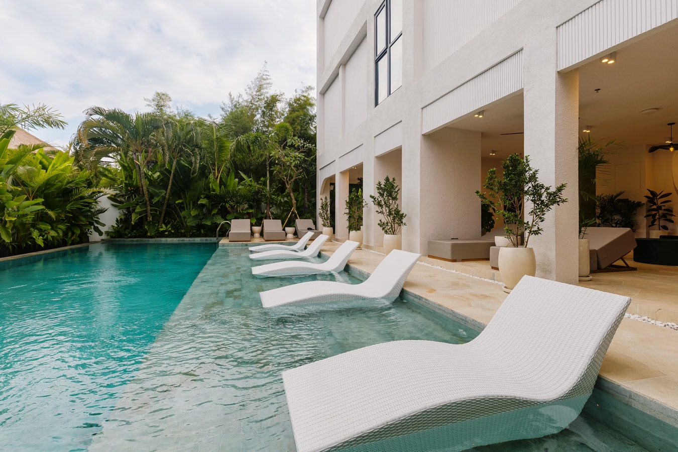 Canggu Beachside 1BR Suite | Sauna, Pool & Gym in Canggu, Bali — image 17
