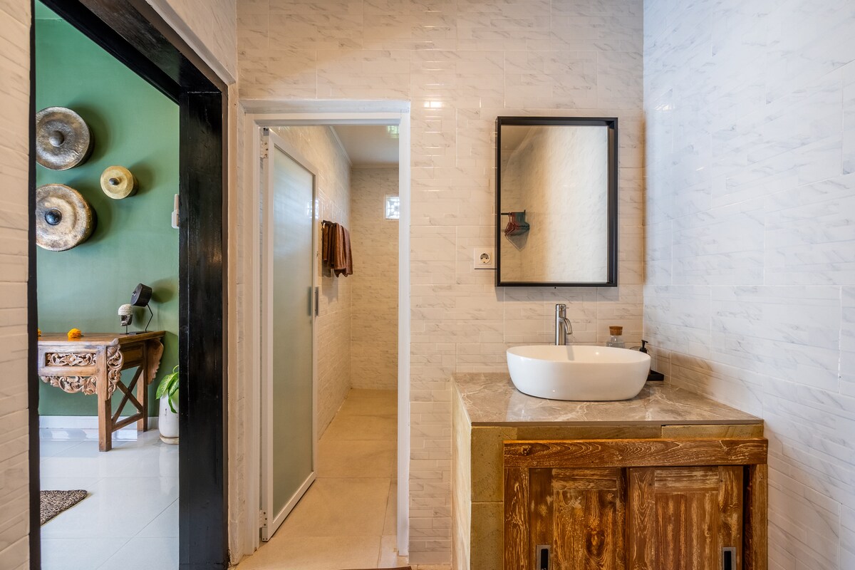 Serene Modern Poolside 3 Bedroom Private Villa in Canggu — image 7