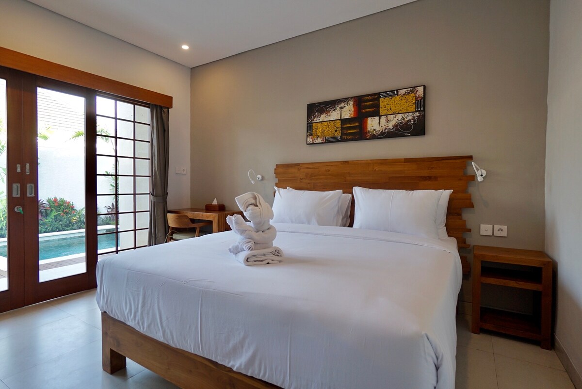 Joyful Poolside Retreat 3 Bedroom Private Villa in Canggu — image 1