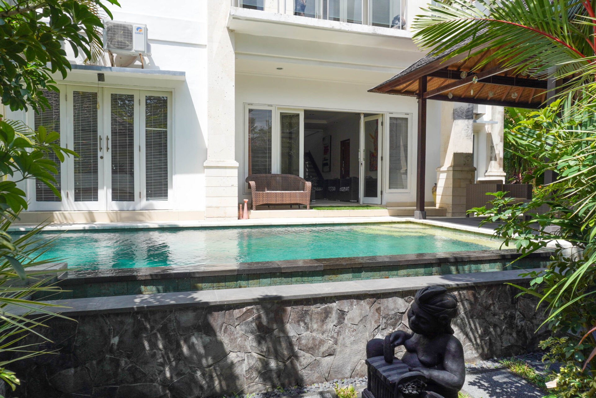 5-Bedroom Villa in Central Seminyak walking distance to the Beach — image 3