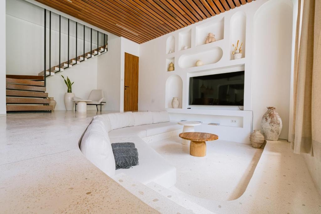 3BR Seaside Villa with Pool & Panoramic Views in Canggu, Bali — image 9