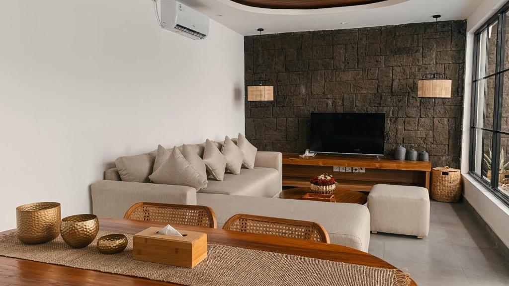 Beachside Surf Retreat 2 Bedroom Private Villa in Canggu — image 4