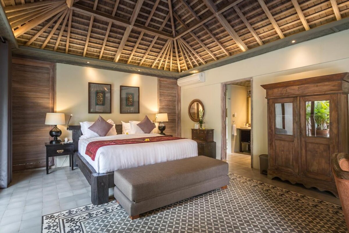Vintage Luxe Sanctuary 3 Bedroom Private Villa in Canggu — image 8