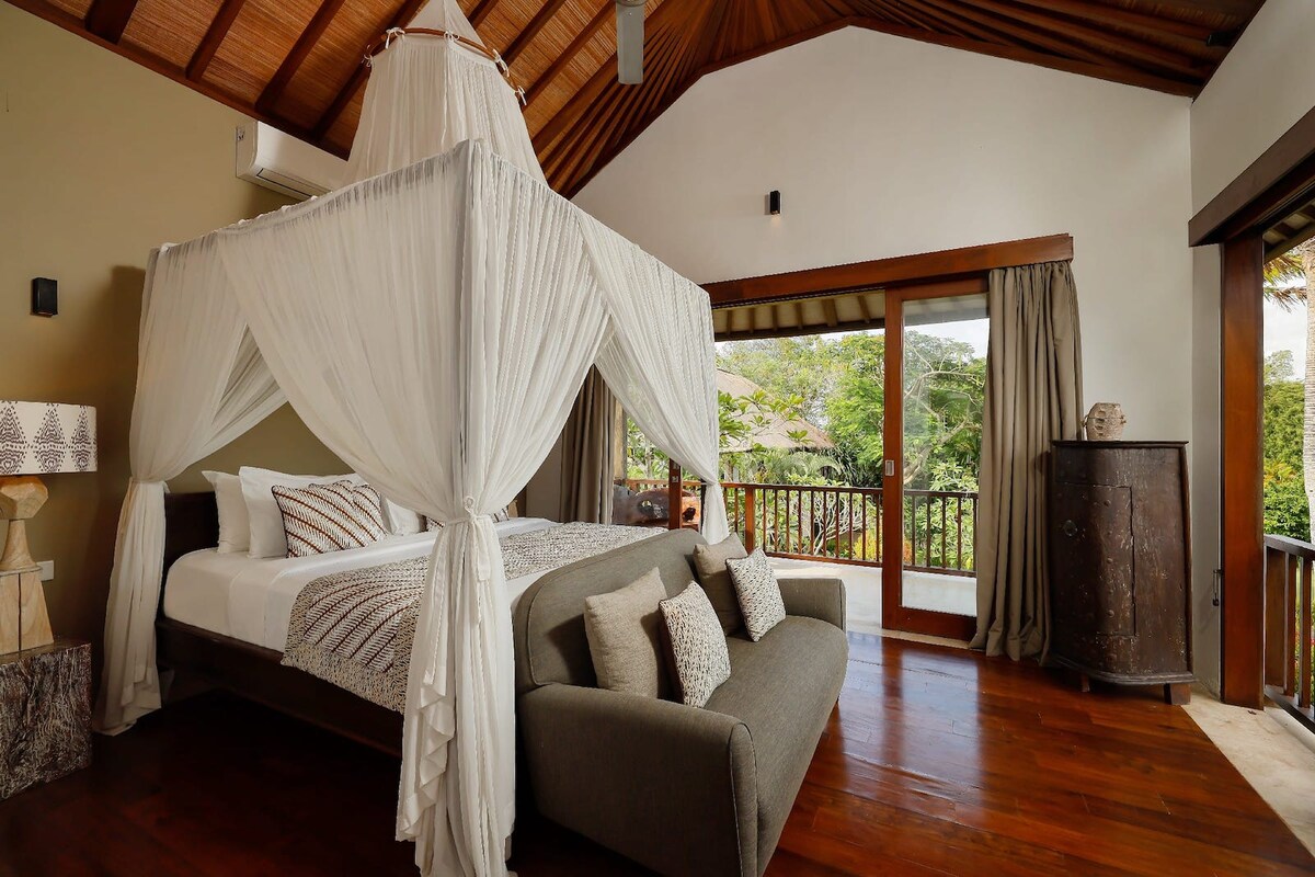 Grand Coastal Estate 6 Bedroom Private Villa in Jimbaran — image 6