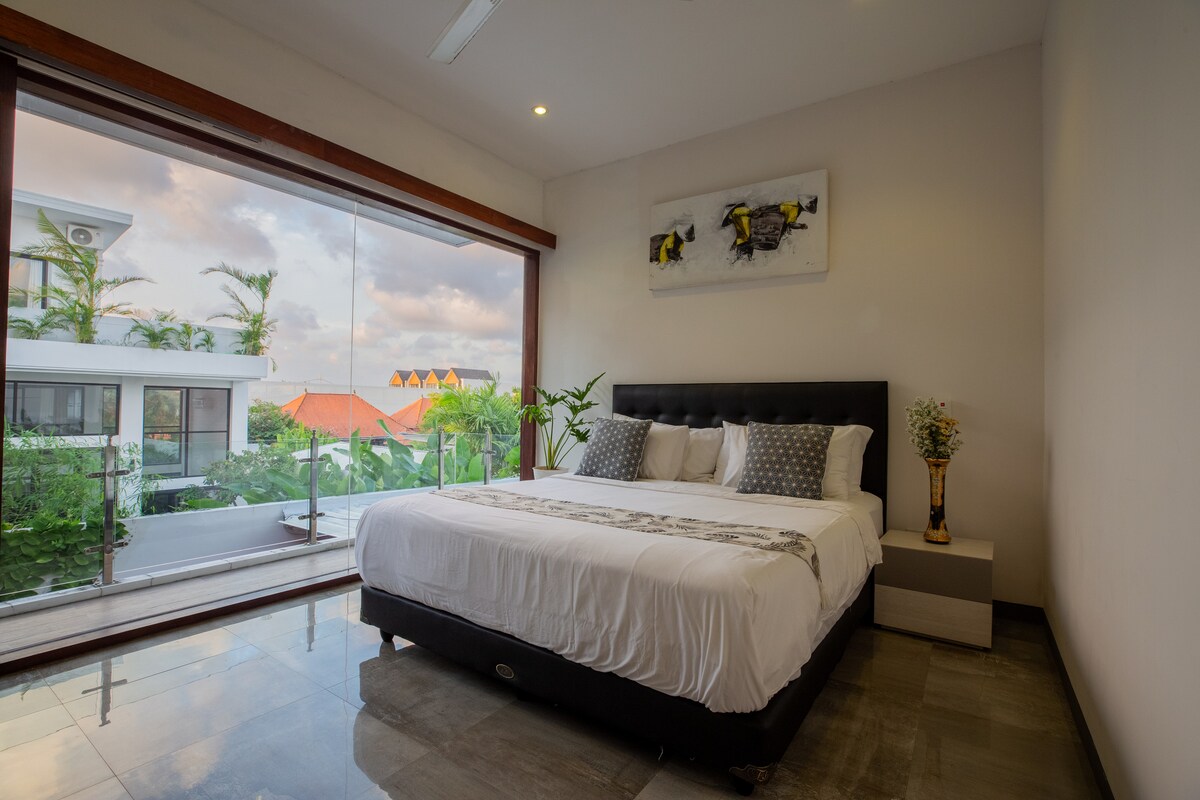 Chic Ethnic Heart 3 Bedroom Private Villa in Canggu — image 1