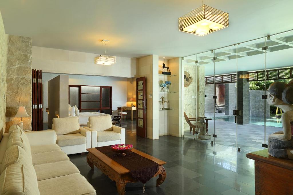 Royal Coastal Retreat 2 Bedroom Private Villa in Jimbaran — image 1