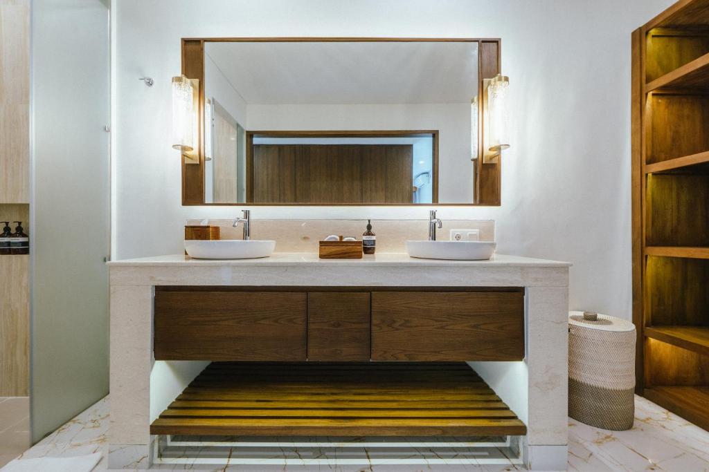 Spacious Tropical Estate 5 Bedroom Private Villa in Canggu — image 10