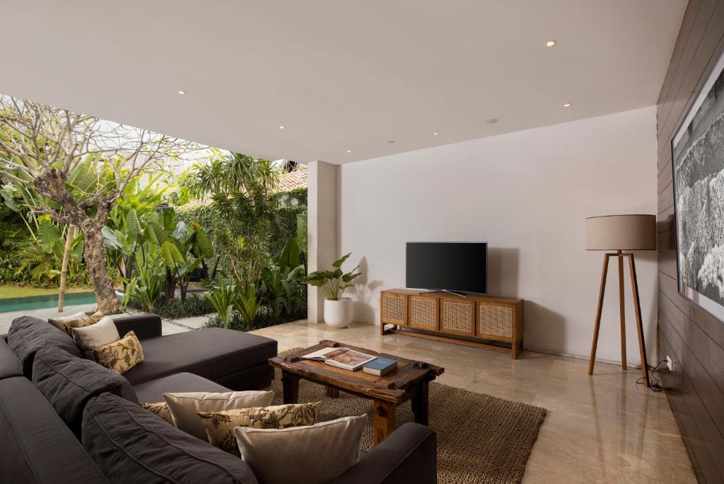 Timeless Garden Retreat 3 Bedroom Private Villa in Canggu — image 11