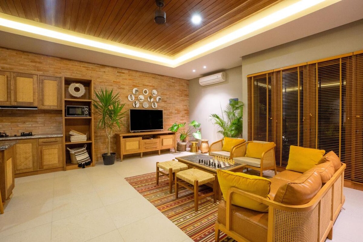 Lush Teakwood Modern 3 Bedroom Private Villa in Canggu — image 10