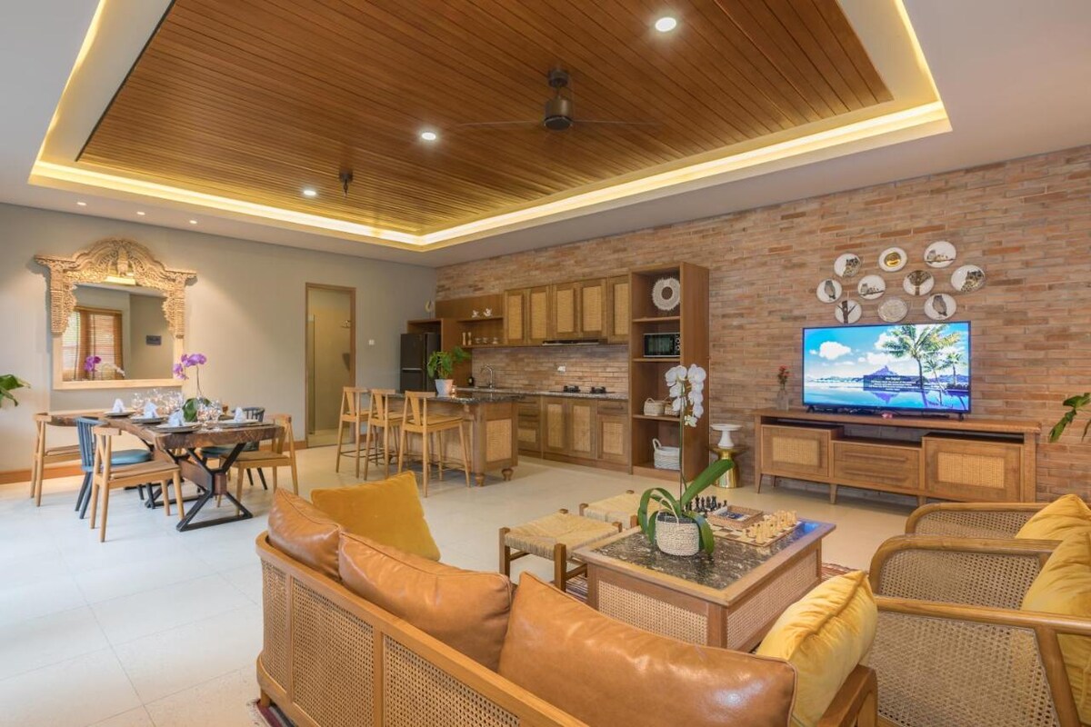 Lush Teakwood Sanctuary 2 Bedroom Private Villa in Canggu — image 8