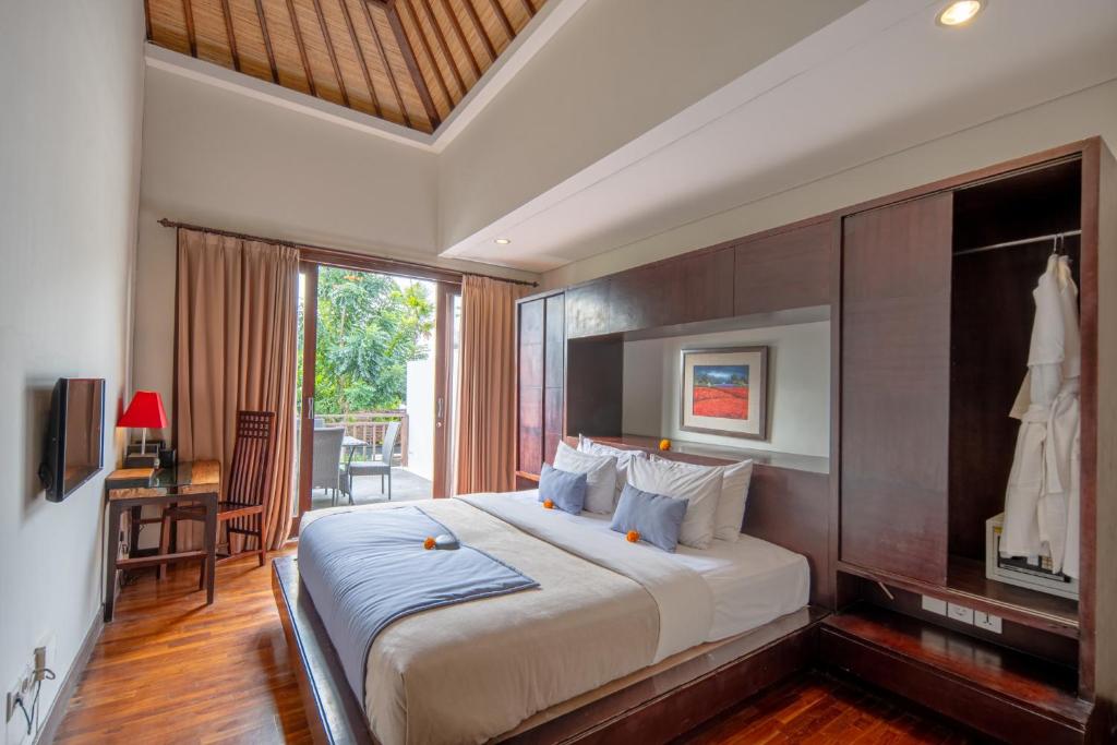 Sunlit Balcony Escape 3 Bedroom Private Villa in Canggu — image 7