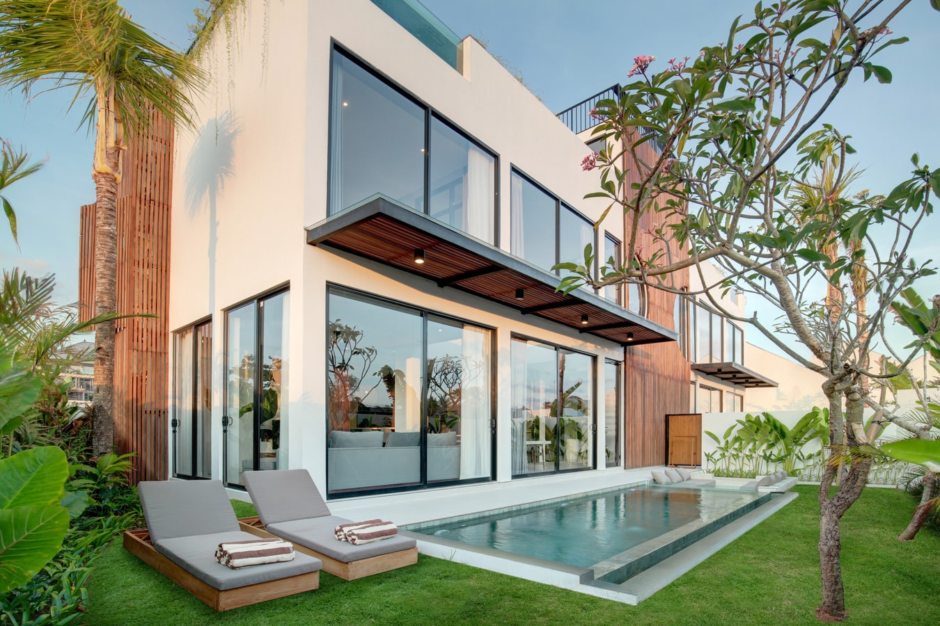 Artistic 4BR Coastal Villa w/ Infinity Pool & Sauna in Canggu, Bali
