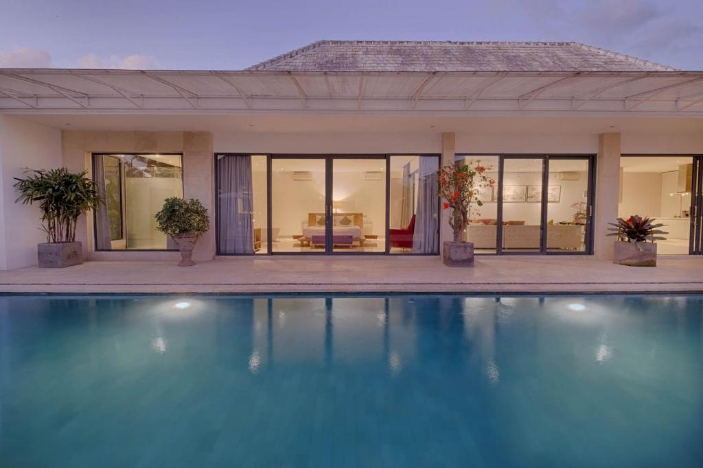 Romantic Garden Retreat 3 Bedroom Private Villa in Canggu — image 9