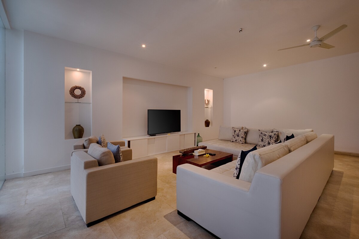 Luminous White Sanctuary 3 Bedroom Private Villa in Canggu — image 6