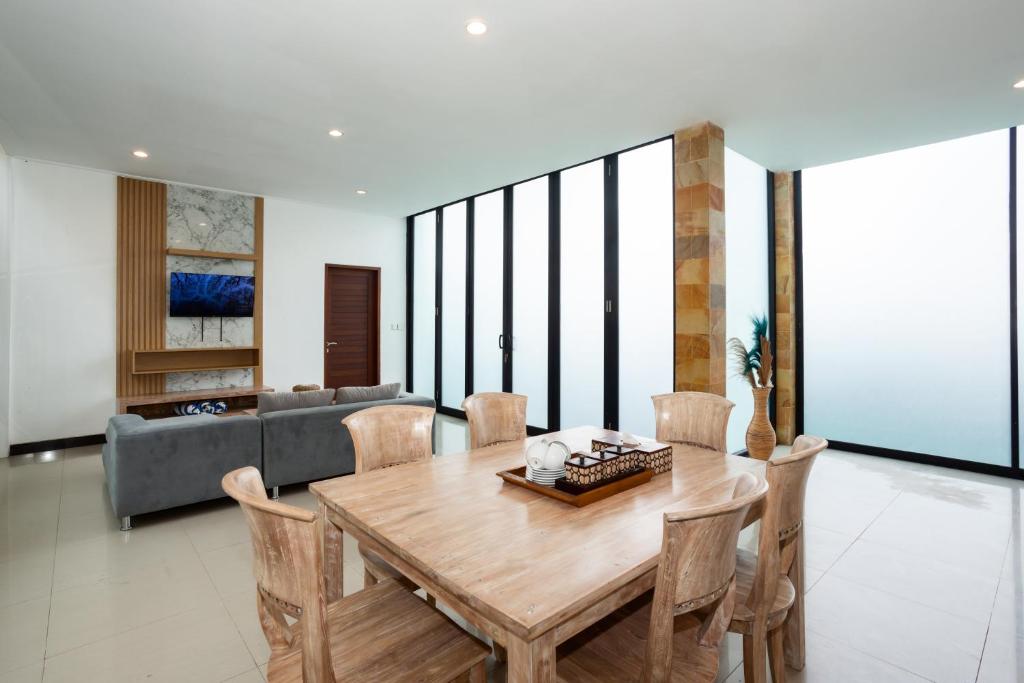 Easygoing Tropical Hideout 3 Bedroom Private Villa in Canggu — image 3