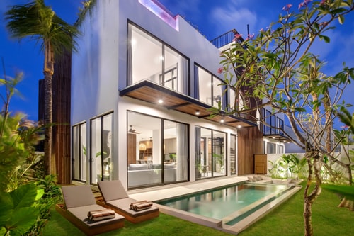 Artistic 4BR Coastal Villa w/ Infinity Pool & Sauna in Canggu, Bali — image 10