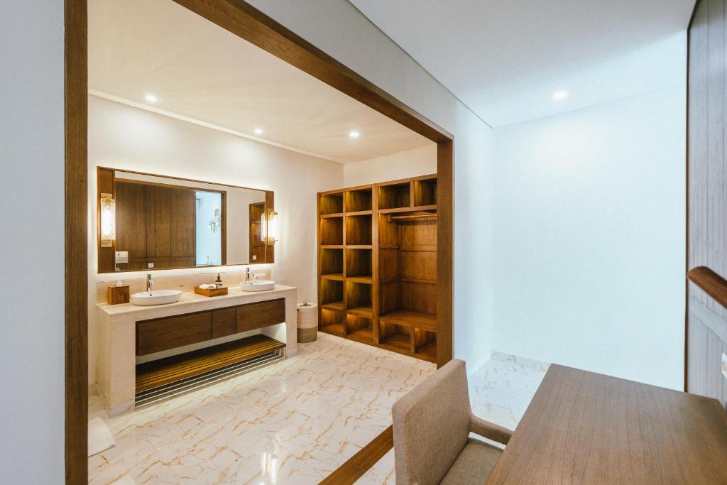 Spacious Tropical Estate 5 Bedroom Private Villa in Canggu — image 7