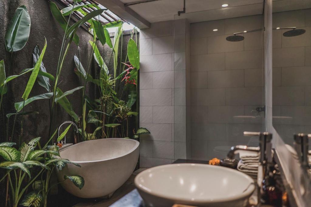 Poolside Balcony Retreat 2 Bedroom Private Villa in Canggu — image 3