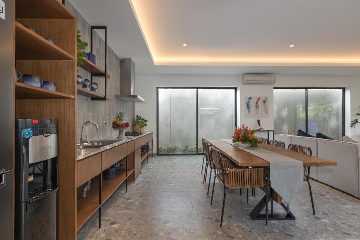 Superb Modern Estate 6 Bedroom Private Villa in Canggu — image 4