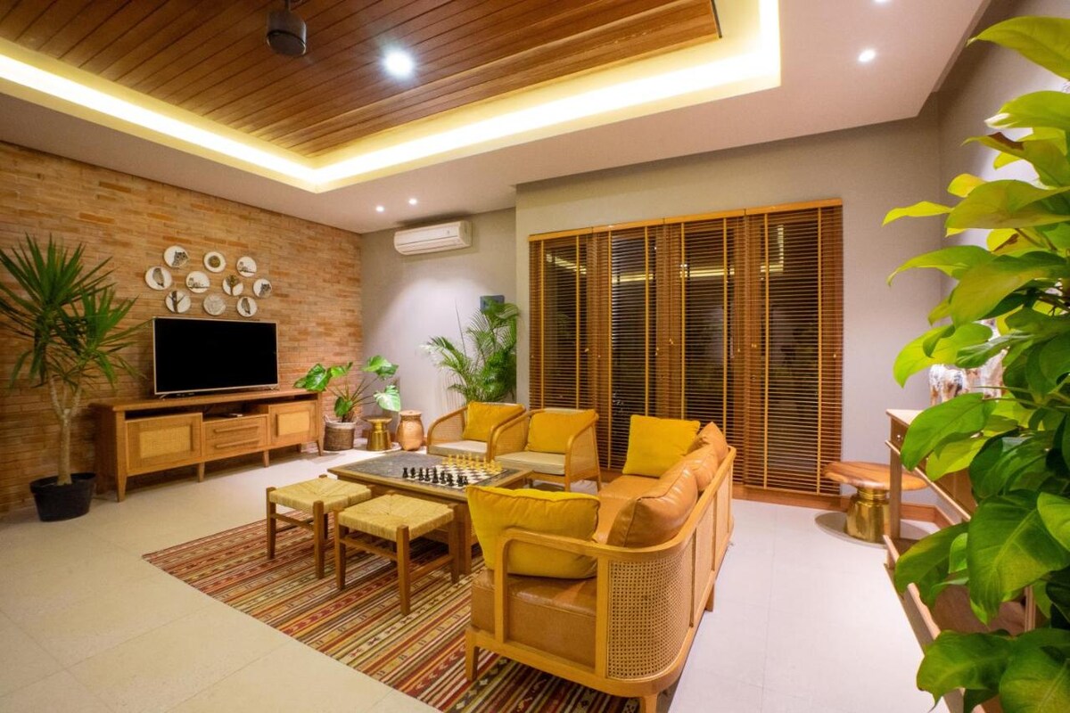 Lush Teakwood Sanctuary 2 Bedroom Private Villa in Canggu — image 3