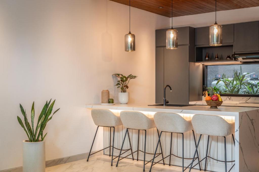 Airy Modern Hideaway 2 Bedroom Private Villa in Canggu — image 10