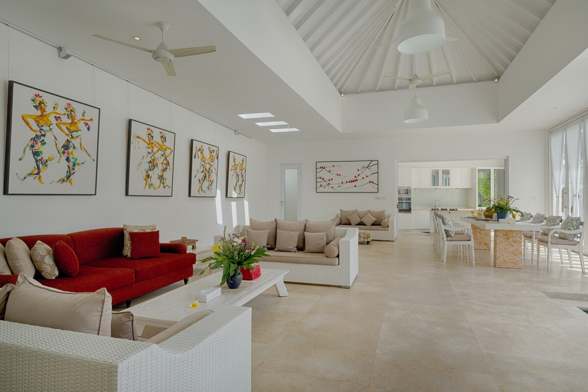 Luminous White Sanctuary 3 Bedroom Private Villa in Canggu — image 1