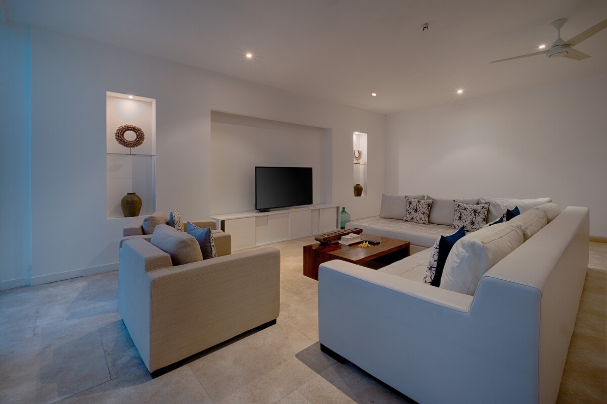 Luminous White Sanctuary 3 Bedroom Private Villa in Canggu — image 2