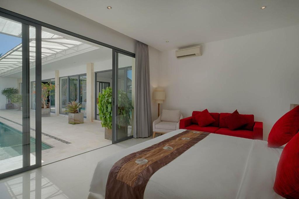Romantic Garden Retreat 3 Bedroom Private Villa in Canggu — image 4