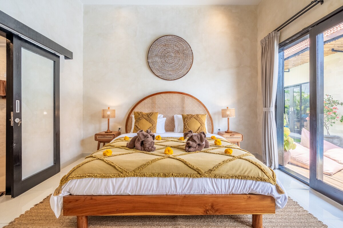 Serene Modern Poolside 3 Bedroom Private Villa in Canggu — image 4