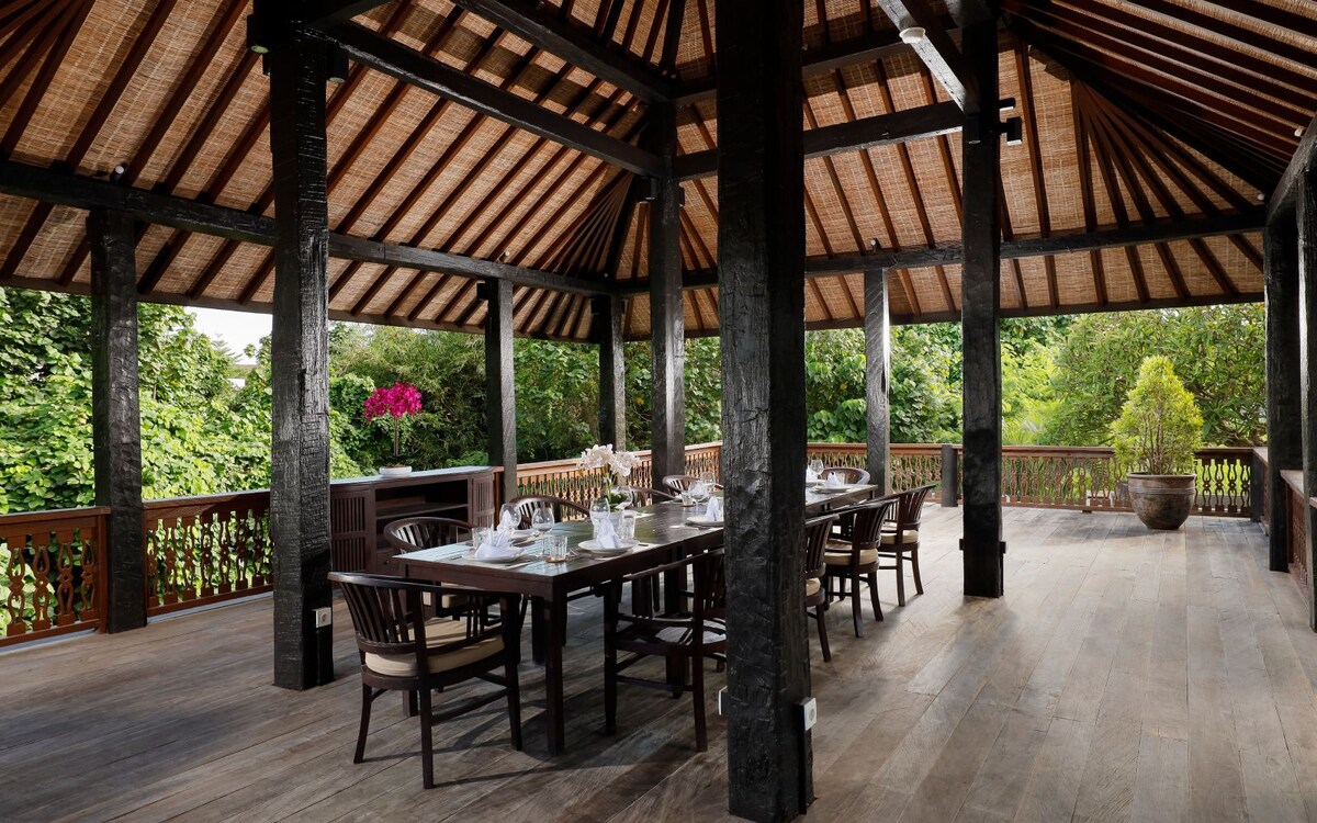 Snug Tropical Gathering 6 Bedroom Private Villa in Canggu — image 1