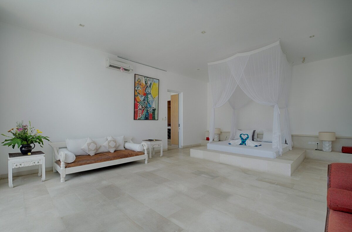 Luminous White Sanctuary 3 Bedroom Private Villa in Canggu — image 5
