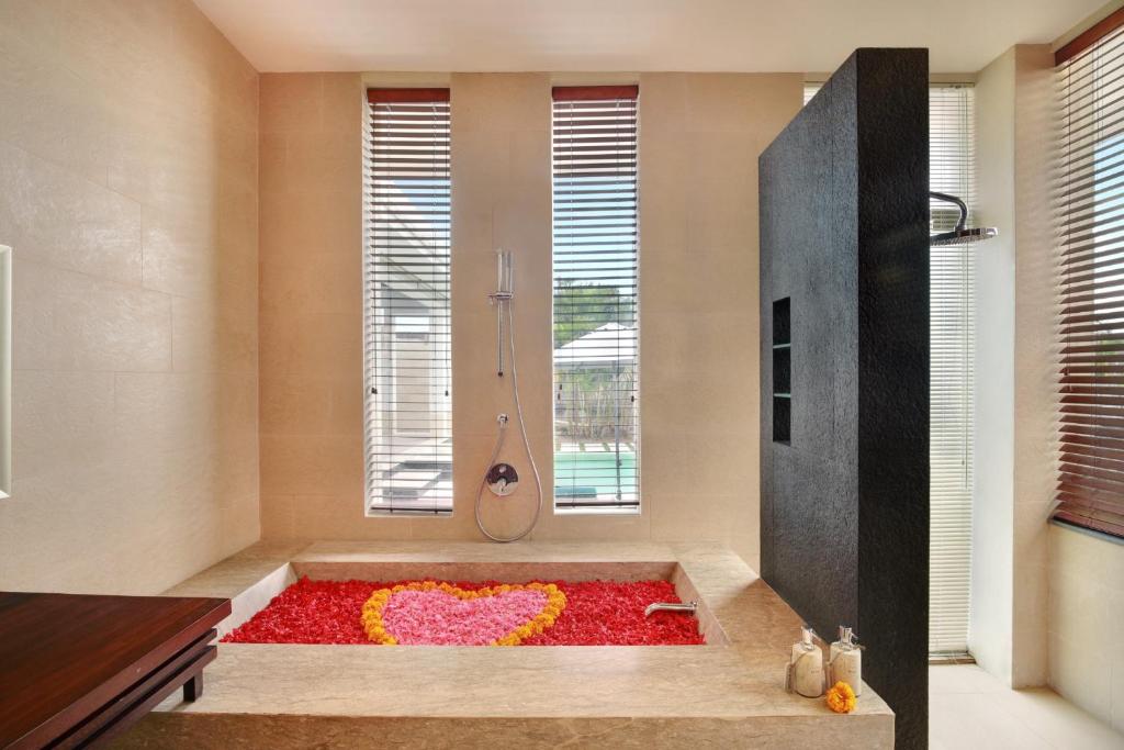 Luxurious Getaway Estate 5 Bedroom Private Villa in Canggu — image 4