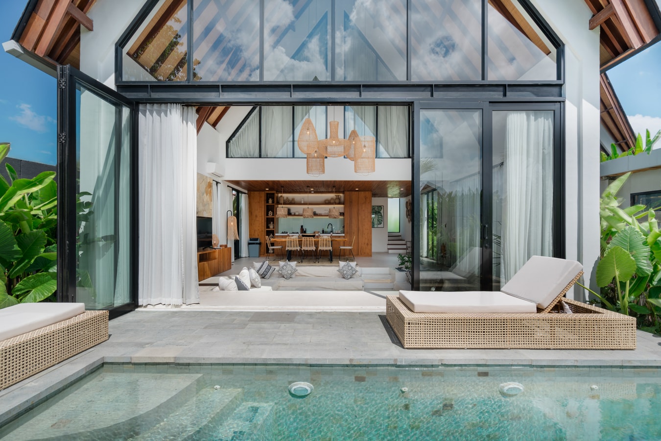 Tukad Hut - 2BR Rustic Villa with Pool, Near Cafés in Dalung, Bali
