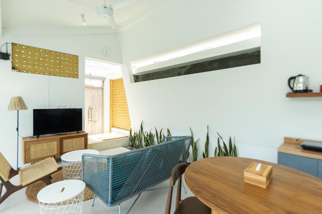Minimalist Tropical Haven 2 Bedroom Private Villa in Canggu — image 3