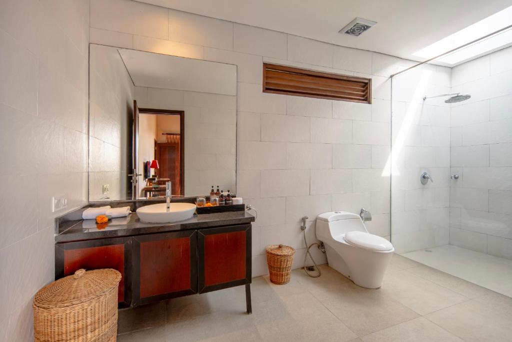 Sunlit Balcony Escape 3 Bedroom Private Villa in Canggu — image 3