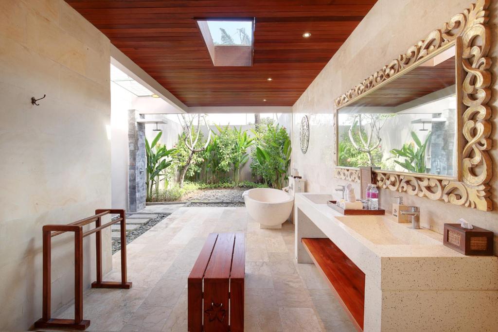 Sunny Beachside Haven 4 Bedroom Private Villa in Jimbaran — image 8