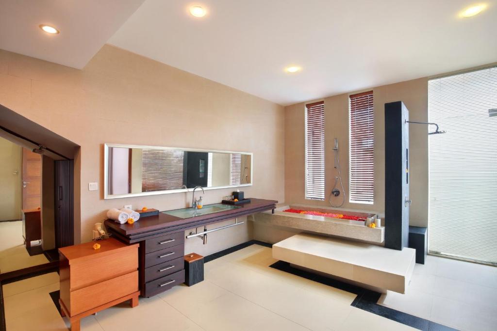 Luxurious Getaway Estate 5 Bedroom Private Villa in Canggu — image 3