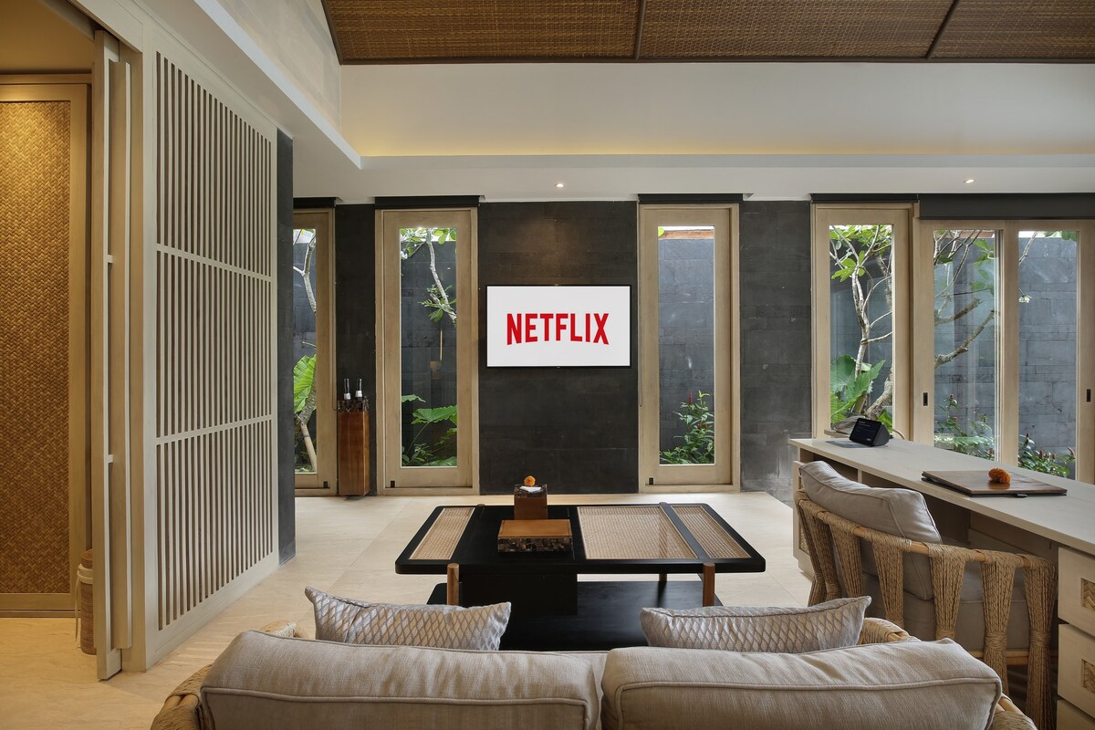 Romantic Honeymoon Escape Private Villa in Canggu — image 1
