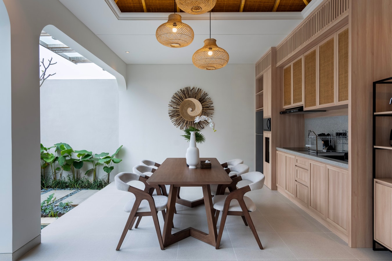 Deneva - Pool & Bathtub Villa, Near Berawa Beach in Canggu, Bali — image 5