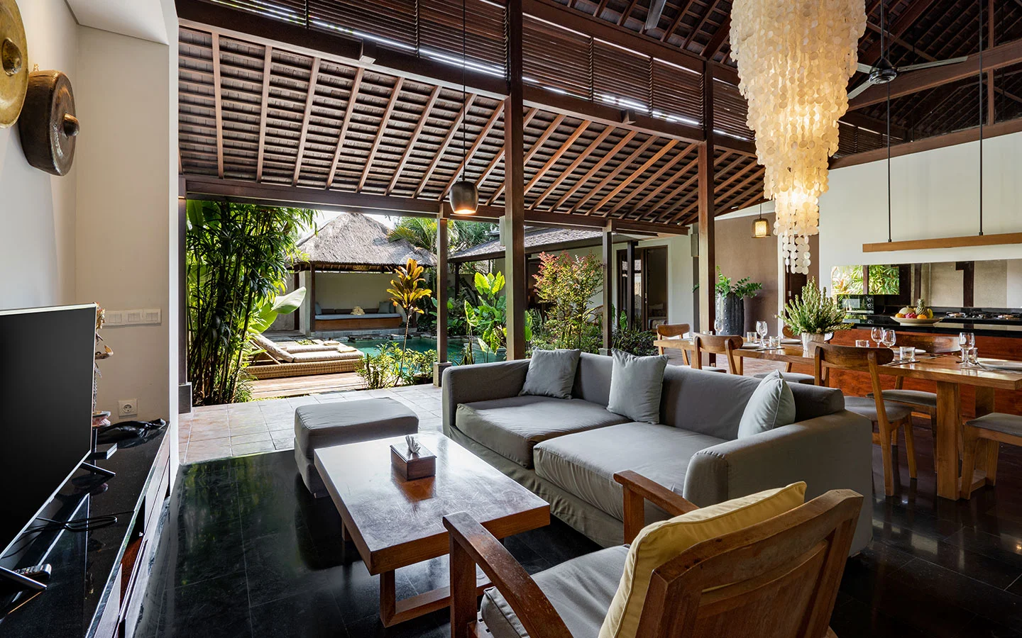 3BR Luxury Tropical Villa with Gazebo & Private Pool in Canggu — image 8