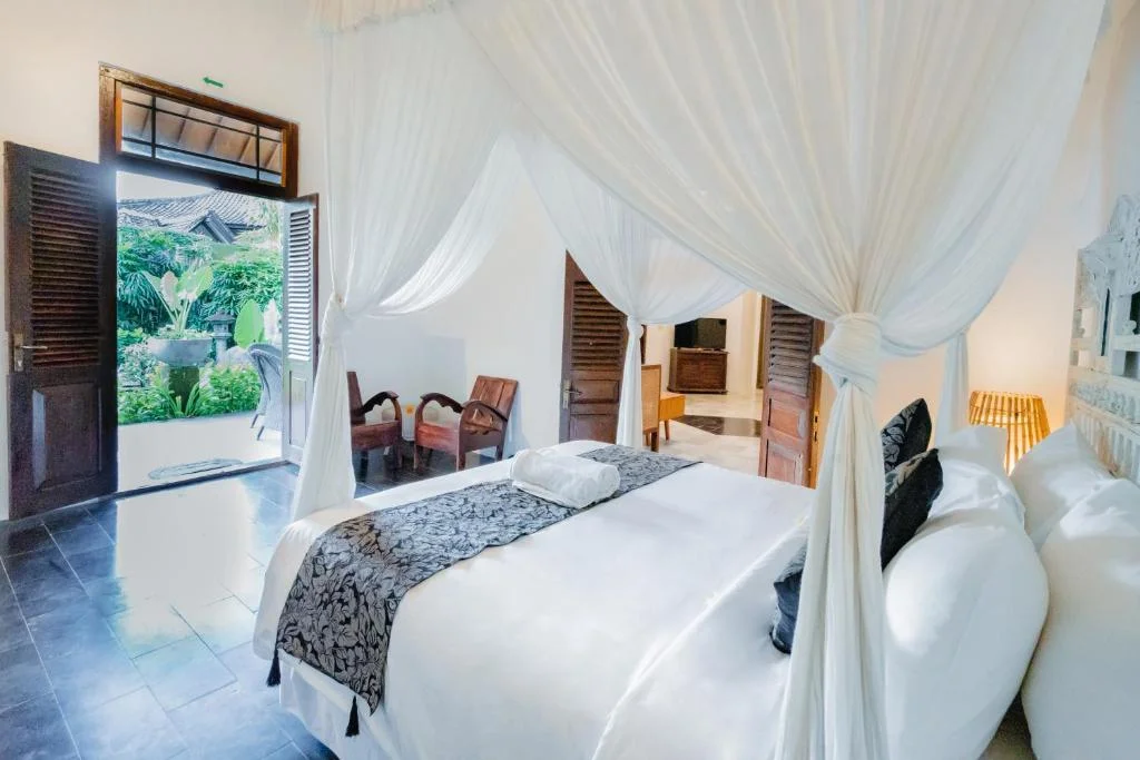 Central 5-Bedroom Private Villa with Pool – Walk to Double Six Beach — image 10