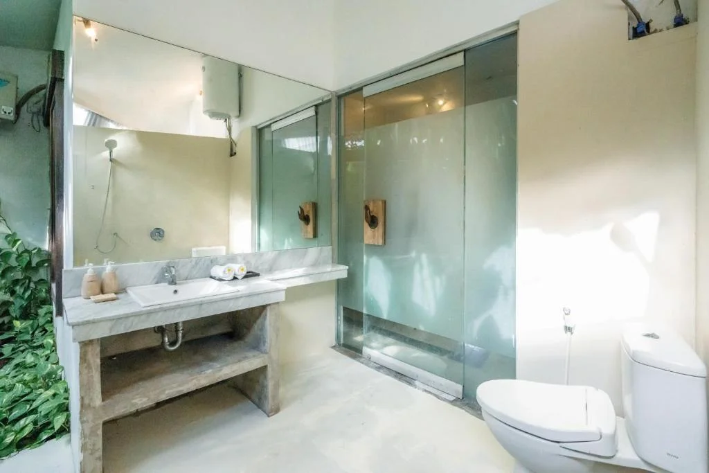 Central 5-Bedroom Private Villa with Pool – Walk to Double Six Beach — image 9