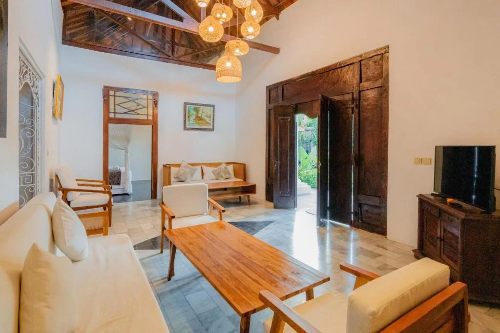 Central 5-Bedroom Private Villa with Pool – Walk to Double Six Beach — image 6