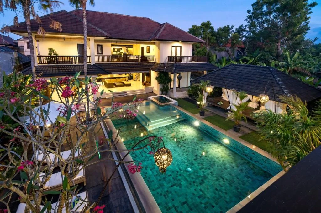 Elegant 6-Bedroom Villa with Huge Sofa Lounge & Open-Air Living in Nusa Dua — image 6