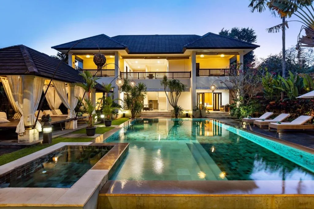 Elegant 6-Bedroom Villa with Huge Sofa Lounge & Open-Air Living in Nusa Dua – BVI4926